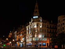Ein prachtvolles Gebude auf der Allee der Alliierten (Avenida dos Aliados) in Porto. (Mai 2013)