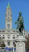 Ein Denkmal des portugiesischen K�nigs Peter IV (Monumento a Dom Pedro IV), dahinter der Turm des Rathauses in Porto (Januar 2017)