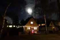 Hamburg am 16.12.2021: Mond und weihnachtlich geschm�cktes Haus /