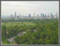 In Frankfurt am Main findet jedes Jahr an Pfingsten im Stadtteil Niederrad das Volksfest  Wldchestag  statt - aber was hat diese Tatsache mit dem Bild zu tun, werden sich die Betrachter fragen. Die Erklrung ist ganz einfach: Die Gelegenheit zu solchen Panoramen von Frankfurt am Main besteht eben nur bei diesem Volksfest und auch bei der zweimal im Jahr stattfindenden  Dippemess  beim Blick aus dem Riesenrad. Diese Aufnahme entstand am 16.05.2005 bei leider etwas bewlktem Himmel. Bei dem grnen Areal in der Bildmitte links handelt es sich um das Geluf der Pferderennbahn in Niederrad.