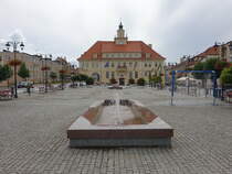 Olsztynek / Hohenstein, Rathaus und Brunnen am Rynek Platz (05.08.2021)