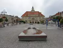 Olsztynek / Hohenstein, Rathaus und Brunnen am Rynek Platz (05.08.2021)