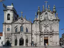 Seite an Seiten stehen  die Kirche des Carmeliterordens (Igreja dos Carmelitas Descal�os) und die im 18. Jahrhundert erbaute Kirche des dritten Ordens der Heiligen von Carmo (Igreja do Carmo). (Porto, Januar 2017)