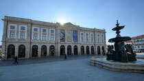 Im Bild das 1911 erbaute Rektorat der Universitt (Universidade do Porto) und der Lwenbrunnen (Fonte dos Lees) in Porto. (Januar 2017)