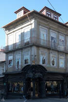 Die untere Fassade des Geschftes Reis & Filhos wurde kunstvoll aus Gusseisen gestaltet. (Porto, Januar 2017)