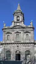 Das Portal der im Juni 1841 geweihten Dreifaltigkeitskirche (Igreja da Sant�sima Trinidade) in Porto. (Januar 2017)