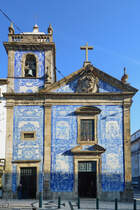 Die barocke Kapelle der Seelen (Capela Das Almas) wurde mit einer gefliesten Fassade versehen, auf der Szenen aus dem Leben der Heiligen dargestellt sind. (Porto, Januar 2017)