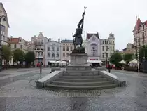 Grudziadz / Graudenz, Denkmal und H�user am Rynek Platz (06.08.2021)