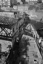 Unterwegs auf den Straen der teilweise zerfallenen Altstadt von Porto. (Januar 2017)