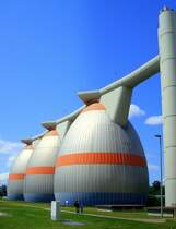 Forchheim, die Faulschlammtrme im Klrwerk, 38m hoch, Durchmesser 22m, Juni 2010