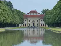 Blick �ber den Mittelkanal zum Schloss Lustheim, welches sich am �stlichen Rand des Schlossparkes in Oberschlei�heim befindet. (Juli 2017)
