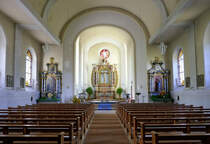 Lahr-Kuhbach, Blick zum Altar in der Kirche Mari Heimsuchung, Juli 2019