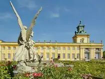 Dieser Engel �berwacht den Rosengarten. (Wilan�w-Park Warschau, August 2017)