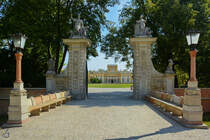 Das Portal zum Schlosspark in Wilanw. (August 2015)