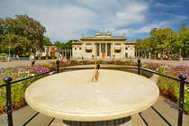 Eine alte Sonnenuhr (Namenstagsuhr von Stanislaus II. August) vor dem Łazienki-Palast in Warschau. (August 2015)