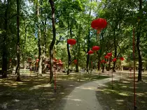 Im Łazienki-Park weisen rote Lampions den Weg in den Chinesischen Garten. (Warschau, August 2015)