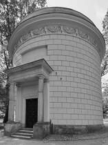 Im Łazienki-Park steht auch dieser auf dem ersten Blick nicht als solcher zu erkennender Wasserturm. (Warschau, August 2015)