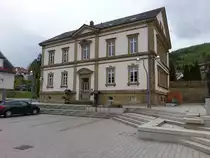 Wolfstein, Geb�ude der Stadtb�cherei am Rathausplatz, ehemalige Schule, erbaut von 1890 bis 1891 (15.05.2021)