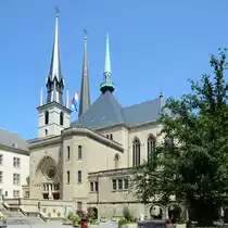 Die Kathedrale unserer lieben Frau von Luxemburg (Kathedral Notre-Dame) wird von den Luxemburgern auch als Mariendom (Mariendoum) bezeichnet. (Juli 2013)