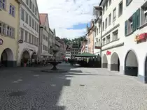 Feldkirch, Brunnen und Arkadenh�user am Marktplatz (03.06.2021)