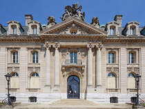 Das Hauptportal des im Jahr 1922 gebauten Gebudes, welches der der ehemalige Arbed-Firmensitz war. (Luxembourg, Juli 2013)