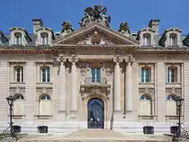 Das Hauptportal des im Jahr 1922 gebauten Geb�udes, welches der der ehemalige Arbed-Firmensitz war. (Luxembourg, Juli 2013)