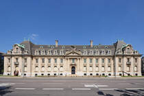 Dieses im Jahr 1922 gebaute imposante Gebude war der ehemalige Sitz von Arbed, dem Vorlufer des weltweit grten Stahlherstellers ArcelorMittal. (Luxembourg, Juli 2013)