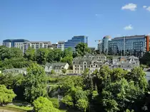 Blick auf die Hauptstadt Luxemburg mit der Unter- und Oberstadt und im Hintergrund moderne Verwaltungsgeb�ude. (Juli 2013)