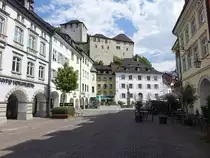 Feldkirch, H�user in der Neustadt Stra�e und Schattenburg (03.06.2021)