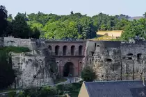 Die Schlossbr�cke (Pont du ch�teau) in Luxemburg wurde 1735 aus rotem Sandstein erbaut. (Juli 2013)