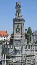 Die Statue mit dem Bayerischen L�wen in der Hafeneinfahrt von Lindau. (Juli 2017)