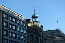 Hamburg am 20.12.2021: Eckgiebel mit Laterne am 1900 erbauten „Haus Alsterthor“ an der Kreuzung Alstertor/Ferdinandstra�e in der Altstadt /