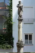 Eine Figurens�ule am Aichbrunnen in Lindau, welcher fr�her als Pferdetr�nke genutzt wurde. (August 2017)