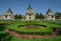 Der Haupteingang des Szchenyi-Heilbades, welches  von 1909 bis 1913 erbaut wurde und in fnf Bder unterteilt ist. (Budapest, August 2013)