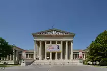 Die Hauptfassade des im Jahr 1906 gebauten Sz�pműv�szeti M�zeum, was das gr��te Kunstmuseum Ungarns ist. (Budapest, August 2013)