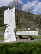 Prutz, Kriegerdenkmal. Hohe Skulptur aus Carrara-Marmor mit Pieta und danebenstehendem Opfertisch, Bildhauers Engelbert Gitterle von 1968 (28.04.2013)