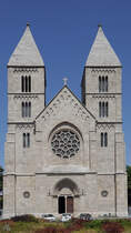 Die St.-Margarete-Kirche (Szent Margit Templom) in Budapest wurde von 1931 bis 1933 im neoromanischen Stil erbaut. (August 2013)