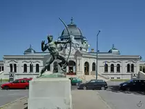 Die Bronzestatue eines Bogensch�tzen (Ij�sz) vor dem 1895 erbauten Sportpavillon. (Budapest, August 2013)