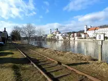 Passau am Strom(Inn) bzw. Gleis(Grantibahn); rechts im Hintergrund der pr�chtige Dom St. Stefan, und links der Schlot der Innstadtbrauerei; 220209