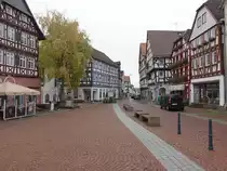 Gr�nberg, historische Fachwerkh�user am Marktplatz (31.10.2021)