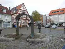 Hungen, Brunnen am Marktplatz, erbaut von dem Darmst�dter K�nstler Thomas Burhenne, symbolisiert die beiden nicht
mehr vorhandenen Stadttore (31.10.2021)
