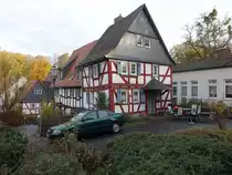 Laubach, sch�nes Fachwerkhaus am Kirchplatz (31.10.2021)