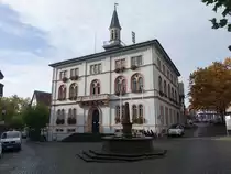 Lich, Rathaus und Brunnen am Kirchplatz (31.10.2021)