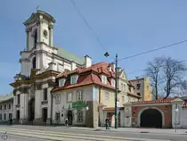 Die spätbarocke Fassade der Kirche der Heiligen Dreifaltigkeit in Krakau. (April 2014)