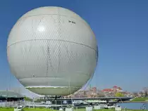 Das touristische Angebot fr einen Blick aus der Luft auf Krakau wird mit diesem Ballon angeboten. (Krakau, April 2014)