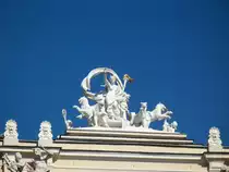 Das prachtvolle Opernhaus von Odessa, der Stadt am schwarzen Meer, ist der architektonische Hhepunkt der Stadt.
Am Hauptportal thront die Melpomene, die Muse der Kunst, mit einer Fackel in der Linken, die Rechte zum Gru erhoben. 19.10.2014