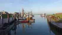 Ditzum, H�user und Fischerboote am Hafen (10.10.2021)