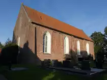 Hatzum, evangelische Dorfkirche St. Sebastian, erbaut im 13. Jahrhundert (09.10.2021)