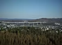 SIEGERLAND/SIEGTAL MIT NIEDERSCHELDEN/EISERFELD UND A-45 AUTOBAHNBR�CKE
Am 2.3.22 f�llt von einem abgeholzten Bergr�cken hoch �ber NIEDERSCHELDEN der Blick ins SIEGTAL mit den St�dten NIEDERSCHELDEN/EISERFELD und der 1964-69
erbauten Autobahnbr�cke der A45,der zweitgr��ten in NRW.....