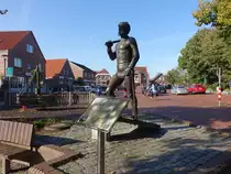 Marienhafe, St�rtebeker Denkmal am Kirchplatz (09.10.2021)